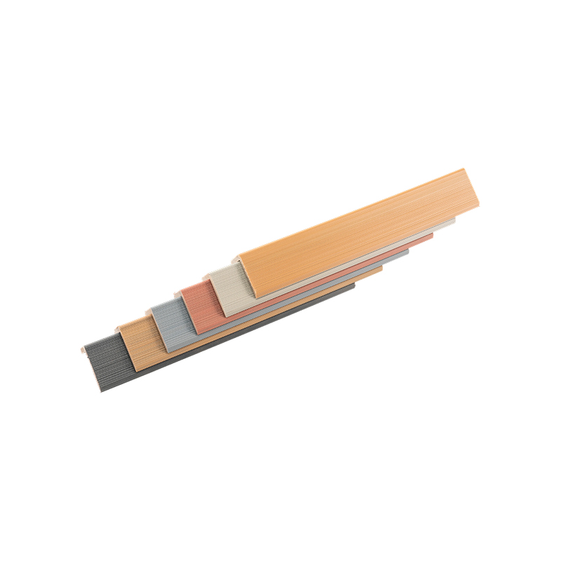 Cornières de bord pour coins de panneaux muraux de lame de terrasse composite